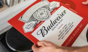 Budweiser crea discos de vinilo con latas recicladas en Argentina