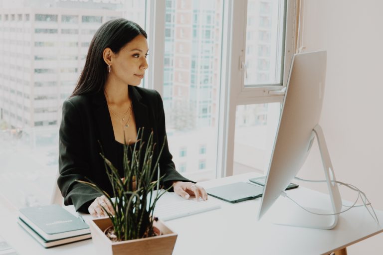 La proporción de mujeres en puestos de alta dirección llega a su máximo histórico en Argentina