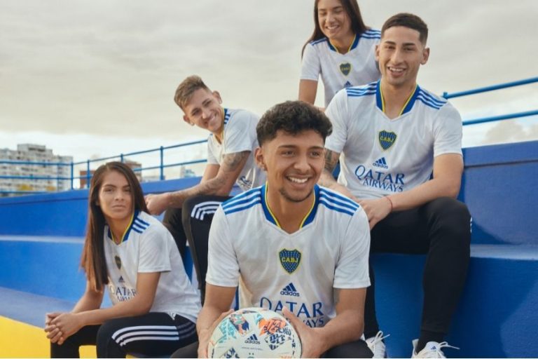 Los juveniles de Boca Juniors presentan la nueva camiseta suplente del equipo