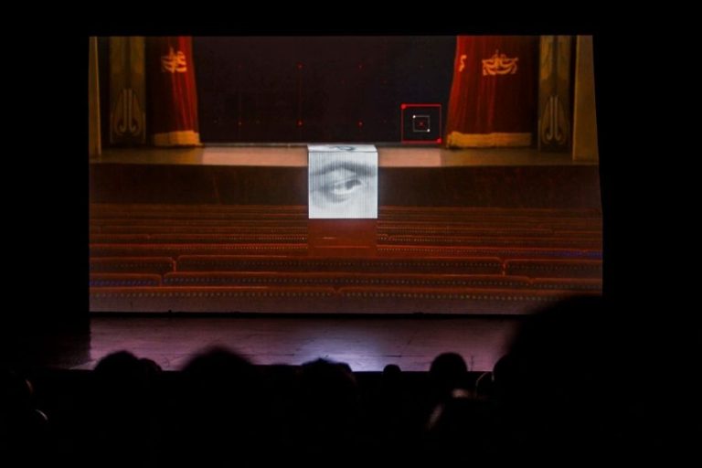 Campari presentó su documental inspirado en Fellini en un evento con anfitriones holográficos