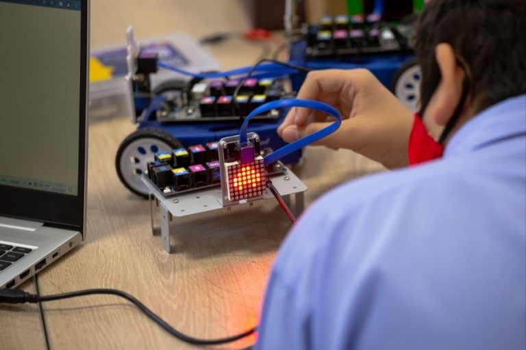 Aula Maker, el programa educativo que pone el acento en la robótica y la programación