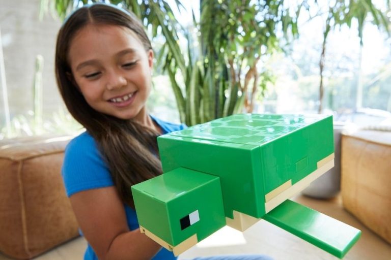 Una tortuga transformable: el novedoso lanzamiento de Minecraft y Mattel en México