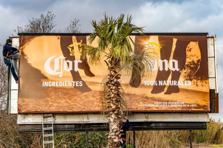 Corona presenta una innovación ecológica en sus carteles publicitarios de Argentina