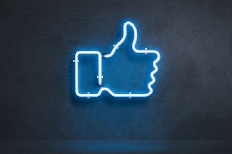 ¿Cuánto aumentó la inversión en publicidad en redes sociales en el segundo trimestre de 2022?