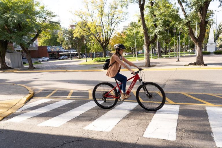 Argentina: Toyota da su primer paso en la micromovilidad y presenta sus bicicletas eléctricas