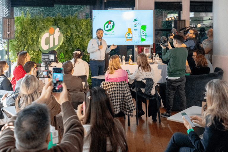 Unilever consolida su estrategia de sustentabilidad con sus botellas de Cif hechas 100% de plástico reciclado