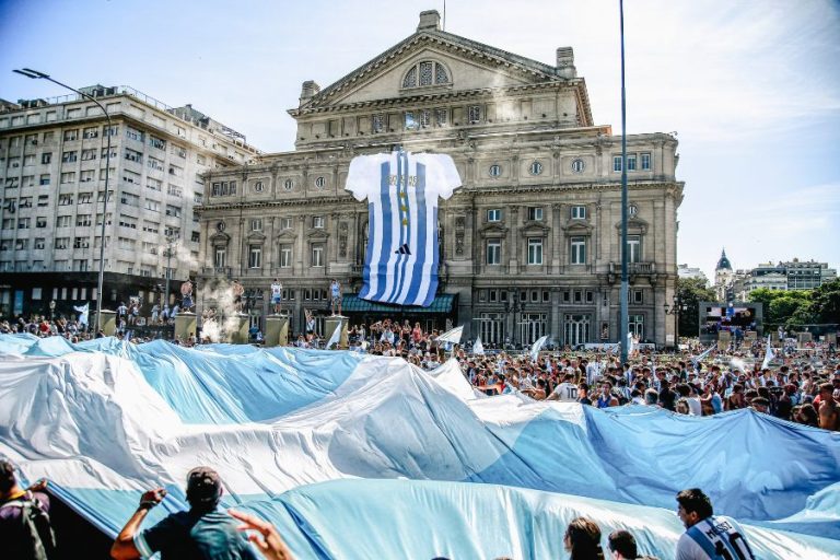 Adidas festejó el triunfo argentino desplegando la camiseta albiceleste más grande del mundo