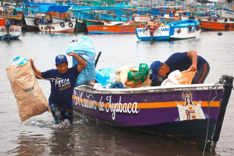 Corona y Backus rescatan más de 2.5 toneladas de desechos en el primer Campeonato de Pesca de Plástico de Perú