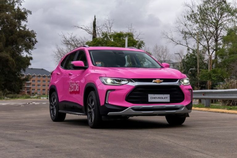 Argentina: La Tracker de Chevrolet se tiñó de rosado para el estreno de “Barbie”