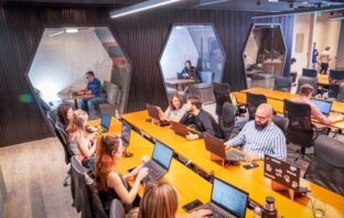 Argentina: Ualá busca talentos mayores de 50 años para sumar a su equipo de trabajo