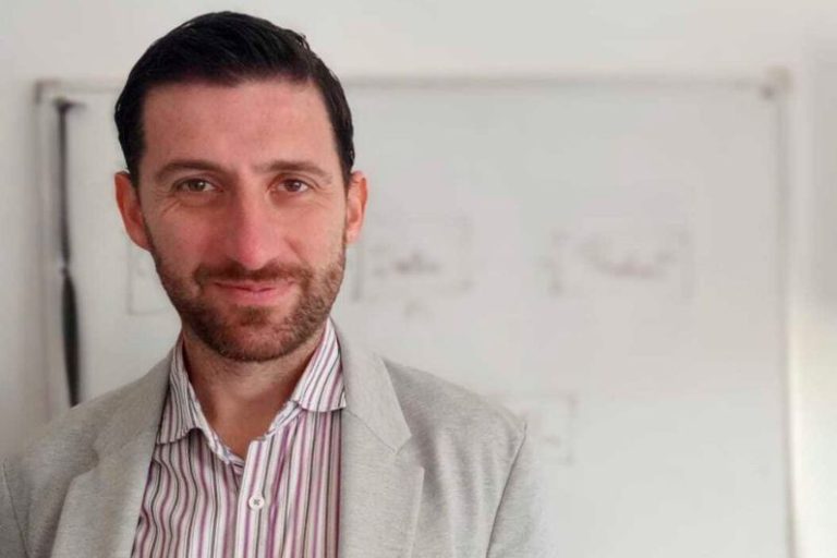 La IA como parte de un equipo: Un junior sabelotodo por 20 USD