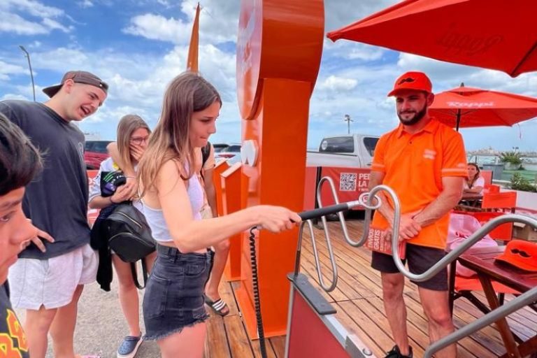 Pedidos directo a la playa, juegos y premios en el parador de Rappi en Mar del Plata