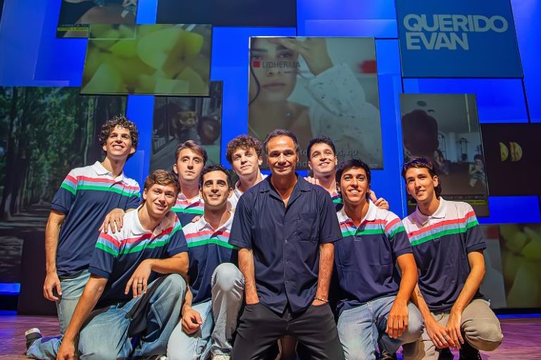 El musical “Querido Evan” cautivó al público en una función especial en el teatro Maipo