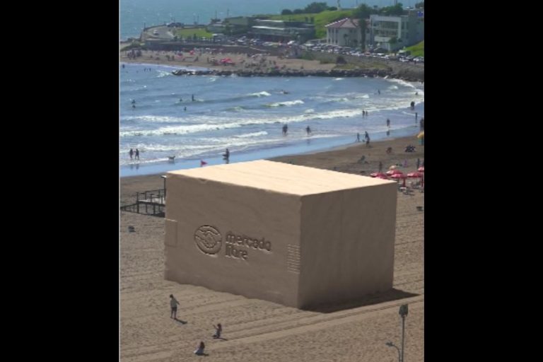 Argentina: Mercado Libre no se toma vacaciones y lleva una “caja gigante” a las playas de Mar del Plata