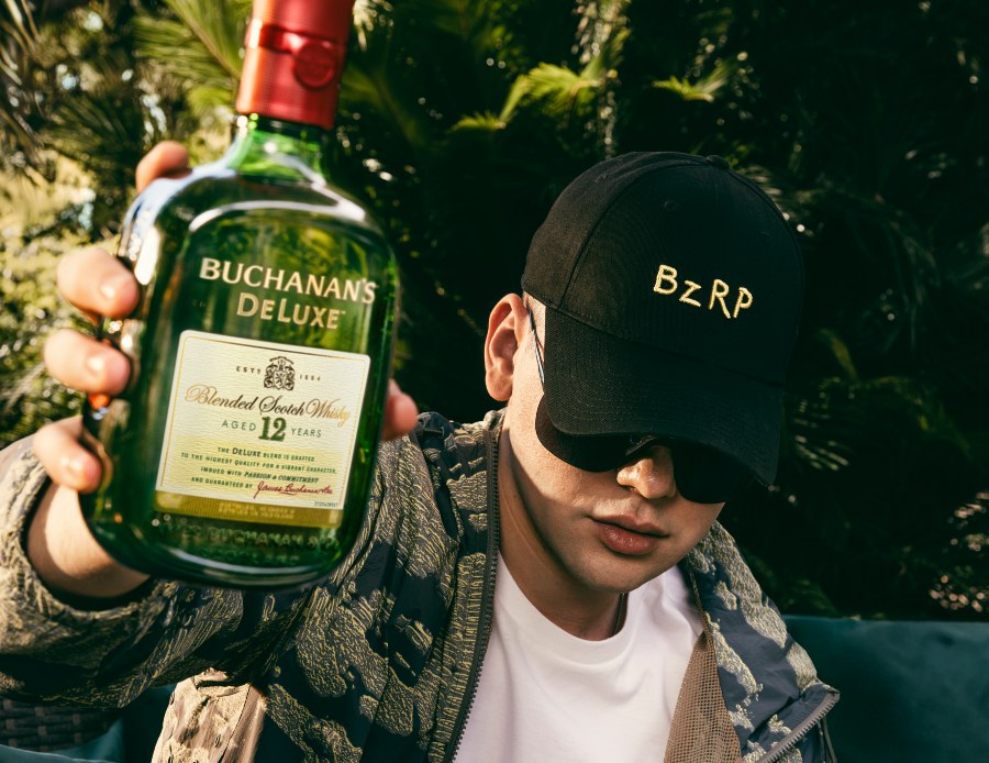 Buchanan's elige a Bizarrap para su nueva campaña “Estamos en familia” - Insider Latam