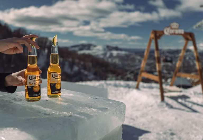 Cerveza Corona cierra su temporada de invierno en Argentina con su bar 100% hecho de hielo
