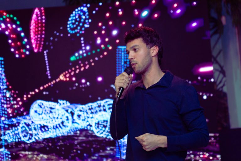 Publicidad en el cielo: el show de drones como estrategia para conectar marcas y audiencias