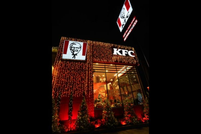 Monks y KFC crean “El Pollo Norte” para iluminar la navidad