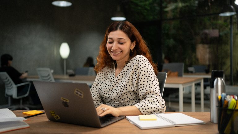 Coderhouse lanza diplomaturas para fortalecer el perfil profesional con herramientas digitales y de IA