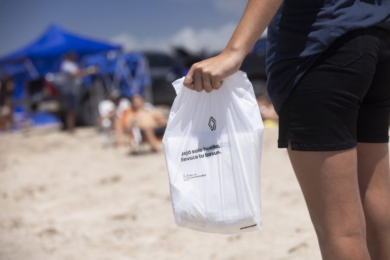 “Dejá solo huellas, llevate tu basura”: la nueva campaña de Renault Argentina