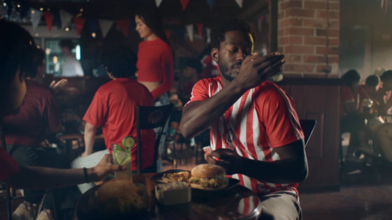 “Anula la mala suerte”, la campaña que convierte un ritual de la cultura popular en una cábala futbolera