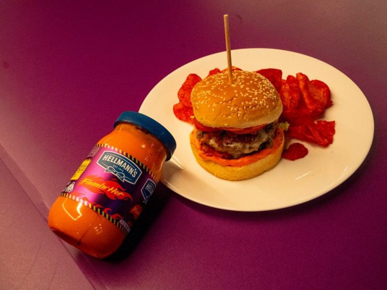 Flamin’ Hot y Hellmann’s desatan el picante en una combinación nunca antes vista