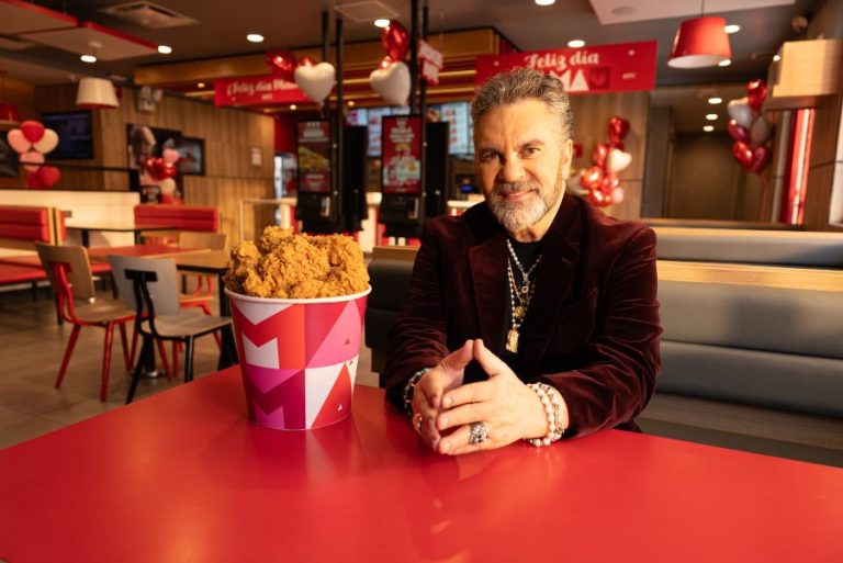 México: KFC y Monks celebran el Día de las Madres con un “papá” muy especial