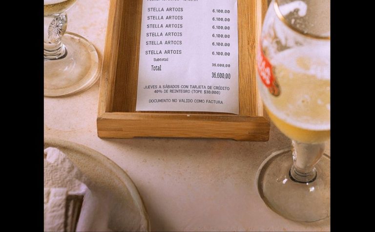 Stella Artois presenta ‘The Check’, una campaña global de OOH inspirada en la alta cocina