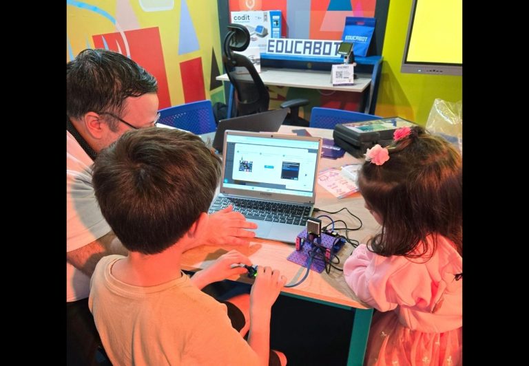 Educabot debuta en la Feria del Libro con talleres de robótica para docentes y estudiantes