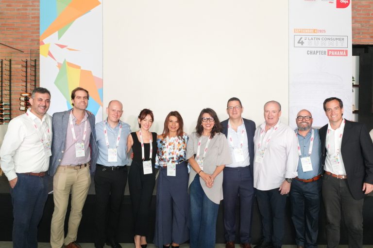 Altos ejecutivos regionales debaten sobre el auge de las marcas propias, la omnicanalidad e IA en Panamá