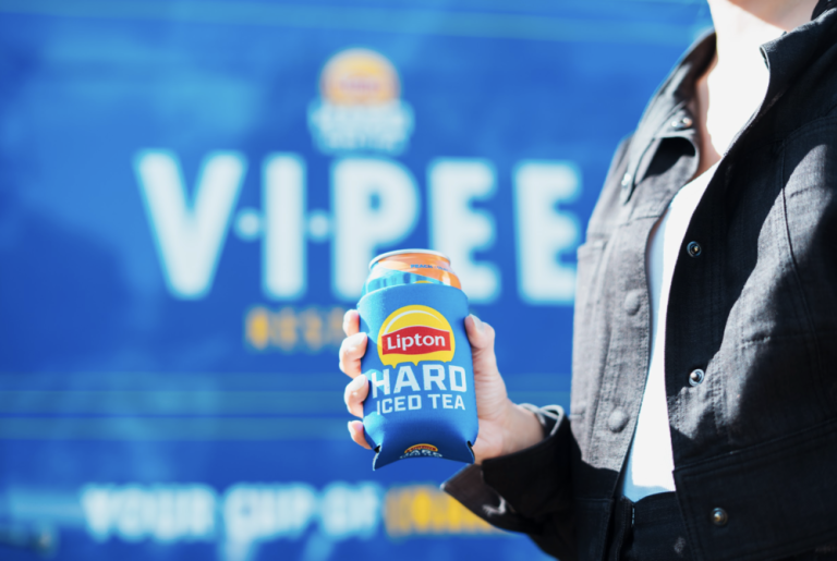 Lipton Hard Iced Tea y Founders terminan con las filas interminables del baño con “V.I.PEE”