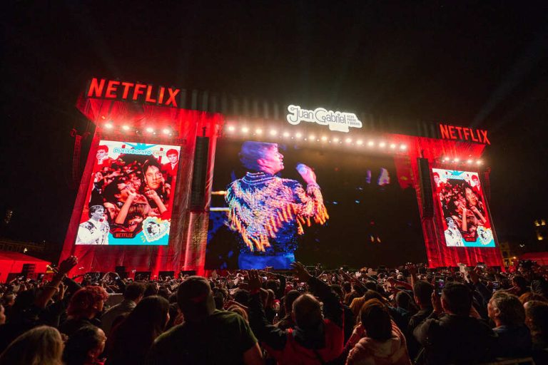 Monks y Netflix celebran el legado de Juan Gabriel