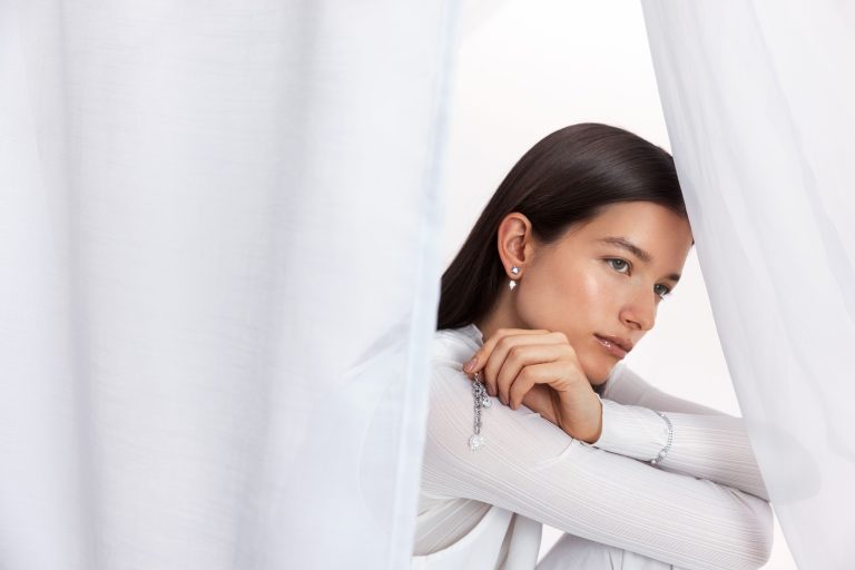 Cloud Dancer, el Color del Año 2026 de Pantone, llega al universo Motorola