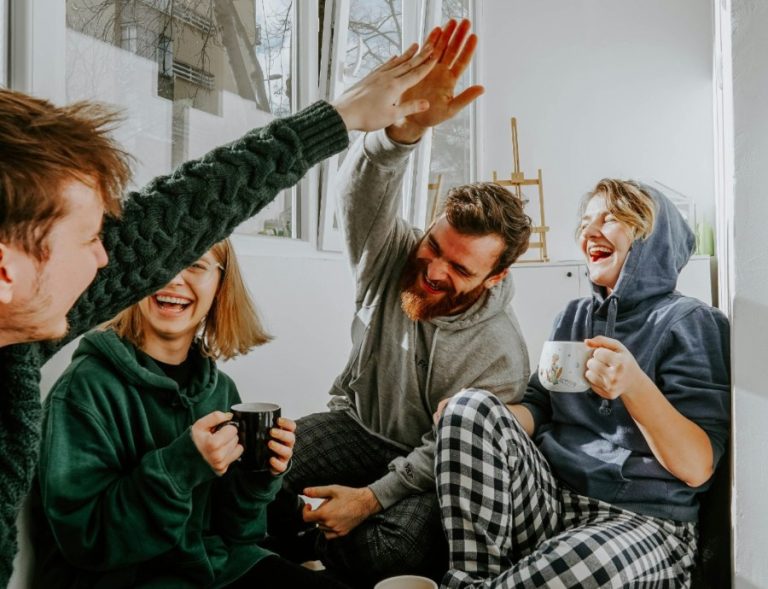 Los solteros en México eligen la friendfluence sobre la presión romántica este San Valentín