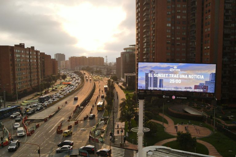 Corona anunció su llegada al Festival Estéreo Picnic llevando el atardecer al corazón de Bogotá