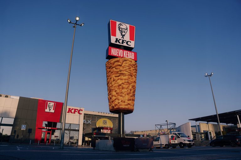 KFC transforma sus tótems en kebabs gigantes para su nuevo lanzamiento en España