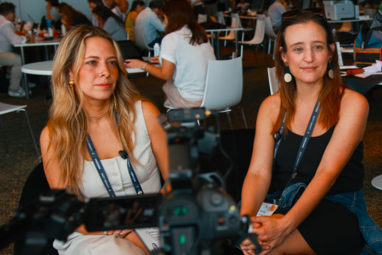 Paula Feged y Carolina Carmona explican por qué el liderazgo femenino ya no busca un lugar en la mesa, sino transformar las decisiones de negocio