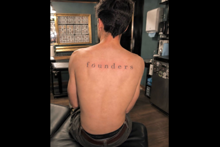 Se tatuó por un trabajo que no consiguió. Founders Agency lo contrató